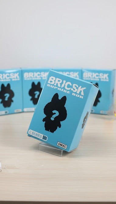 Particimden Bricsk Surprise Box Mavi C Serisi, üzerinde soru işareti olan tavşan silüeti bulunan mavi bir kutu.