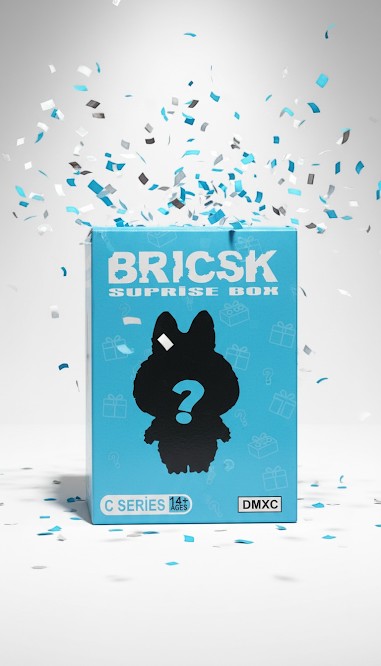 Particimden Bricsk Surprise Box Mavi C Serisi, üzerinde soru işareti silüeti olan mavi bir kutu. Konfeti yağmuru altında.