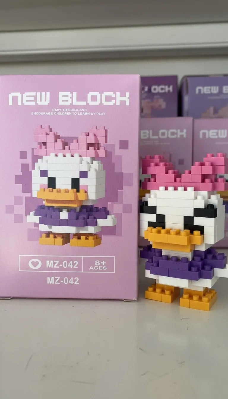 Particimden Daisy Duck yapım oyuncağı, pembe fiyonklu, mor elbise ve sarı ayakkabılı, 140 parçalı, 8 yaş üstü için uygundur.