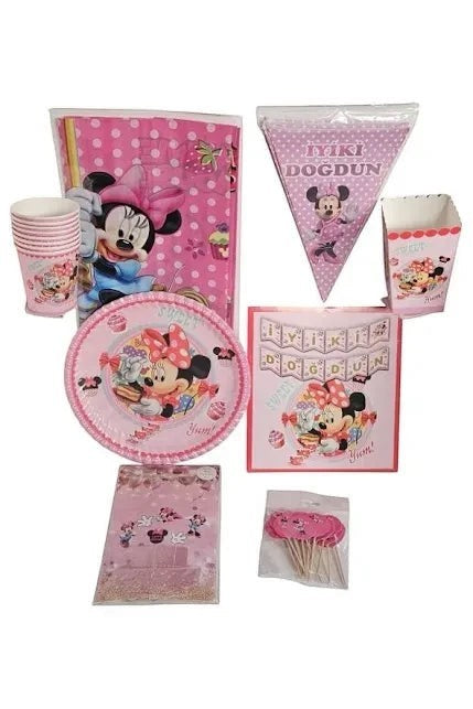 Particimden Minnie Mouse temalı pembe doğum günü parti seti, tabak, bardak, flama ve pasta süsleri içerir.