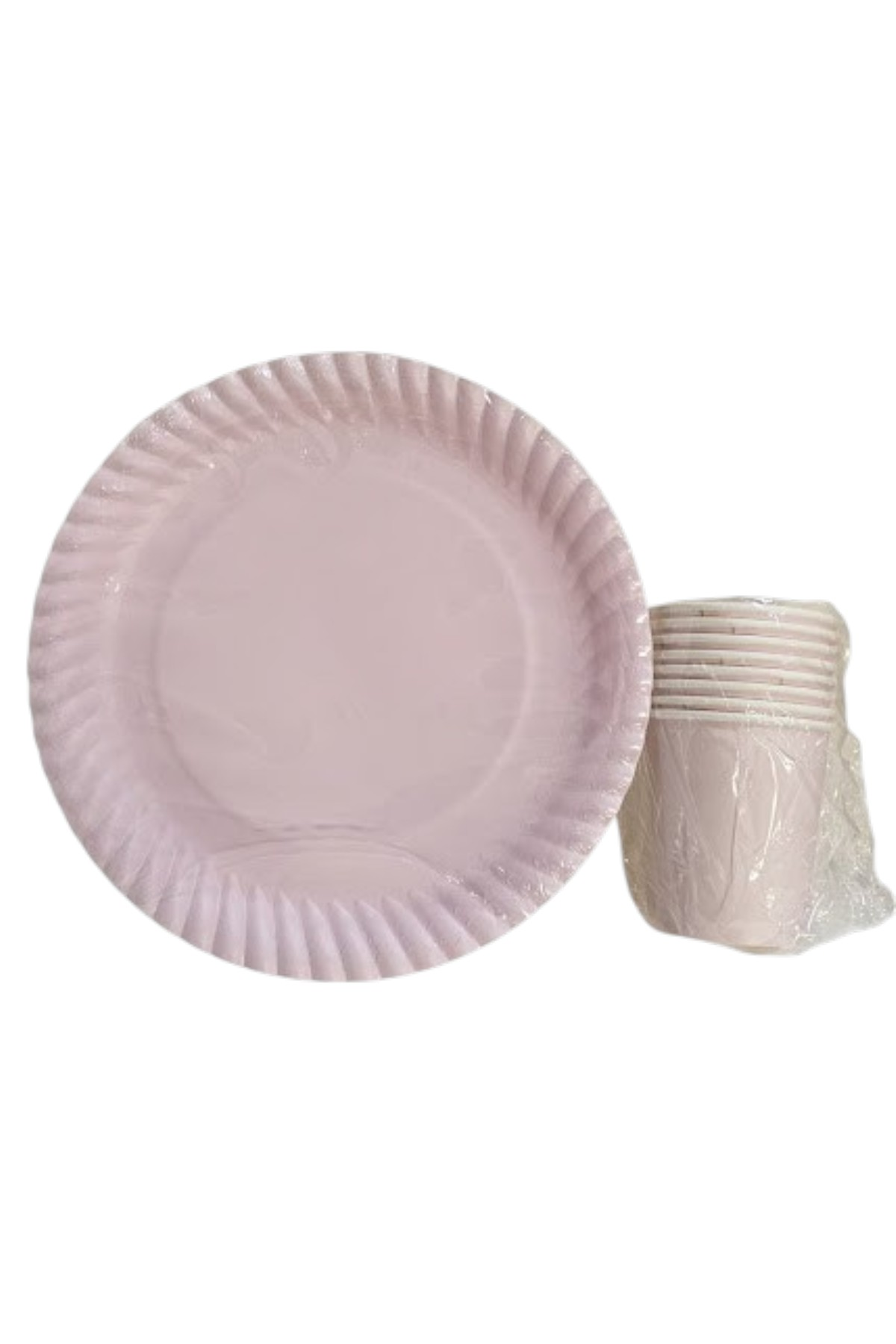 Particimden pastel pembe tek kullanımlık kağıt tabak ve beyaz bardak seti. Kenarları kıvrımlı tabaklar ve sade bardaklar.