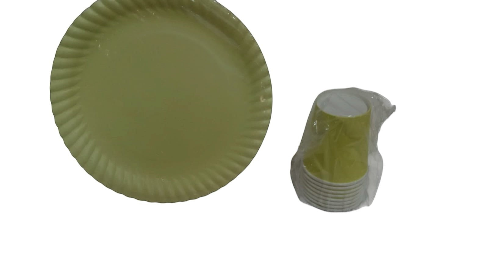Particimden pastel yeşil renkli, tırtıklı kenarlı kullan at karton tabak ve bardak parti seti